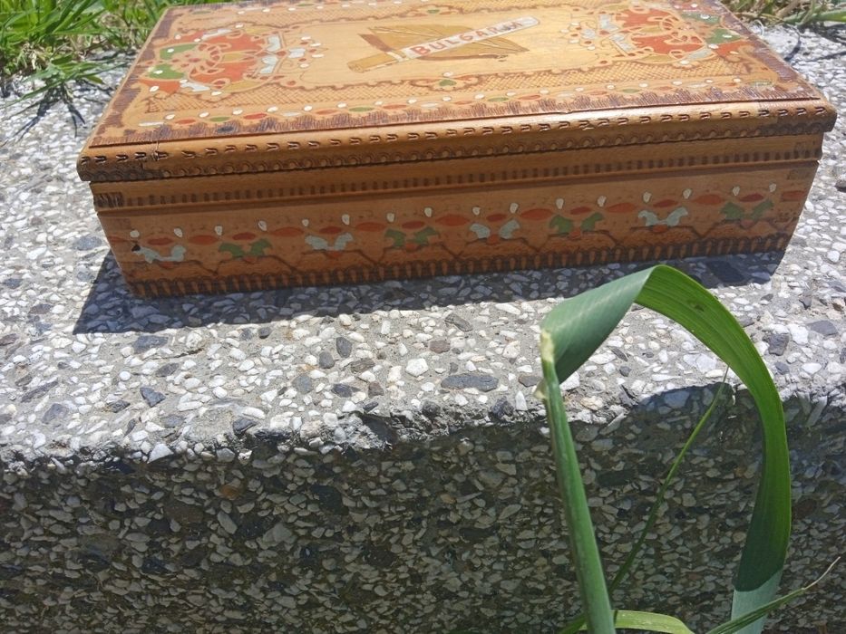 Продавам 50 годишна кутия за цигари