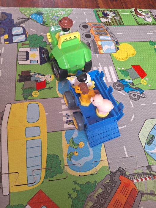 Фермер музикален и с три животни .