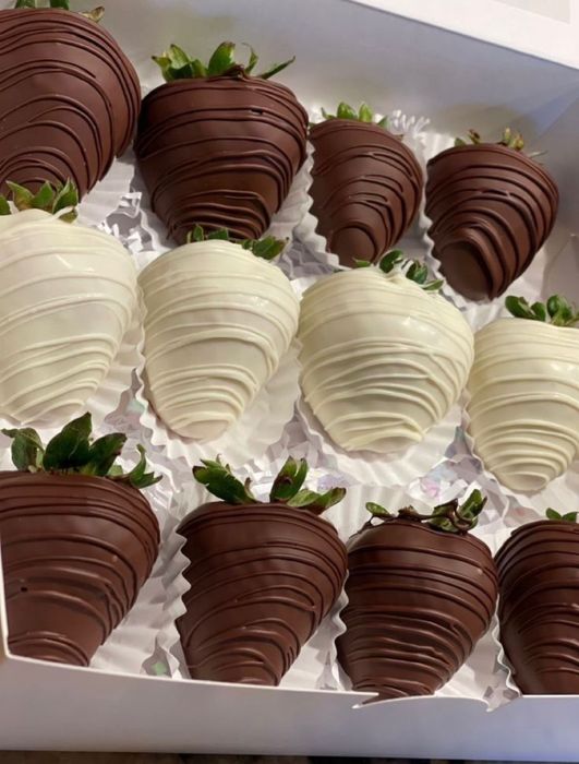 Финики/голубика / клубника в шоколаде