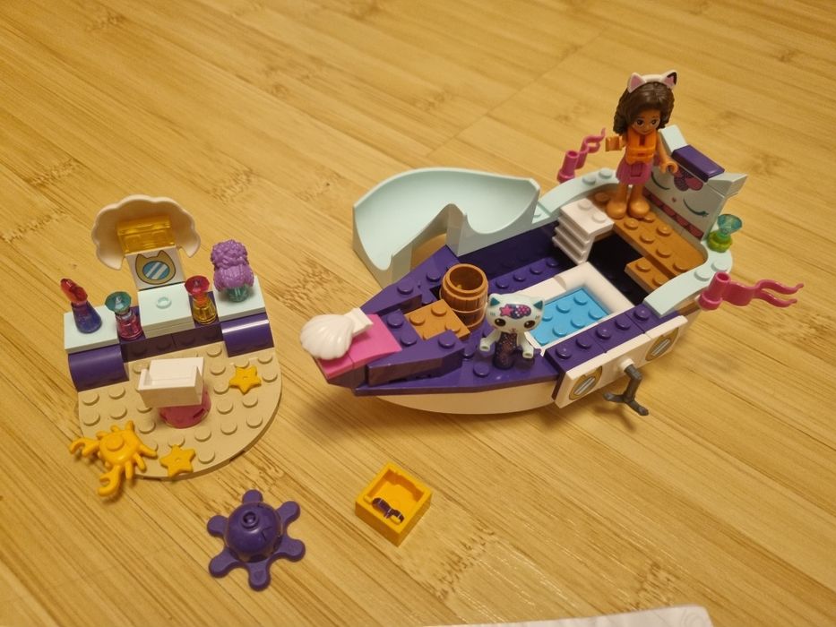 Lego Gabby Dollhouse - Barca de spa a lui Gabby si Pisirena