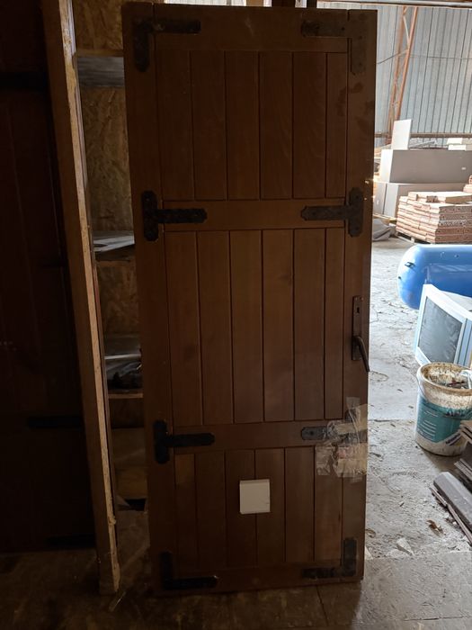Usi de intrare din lemn masiv stil rustic din demolare controlata