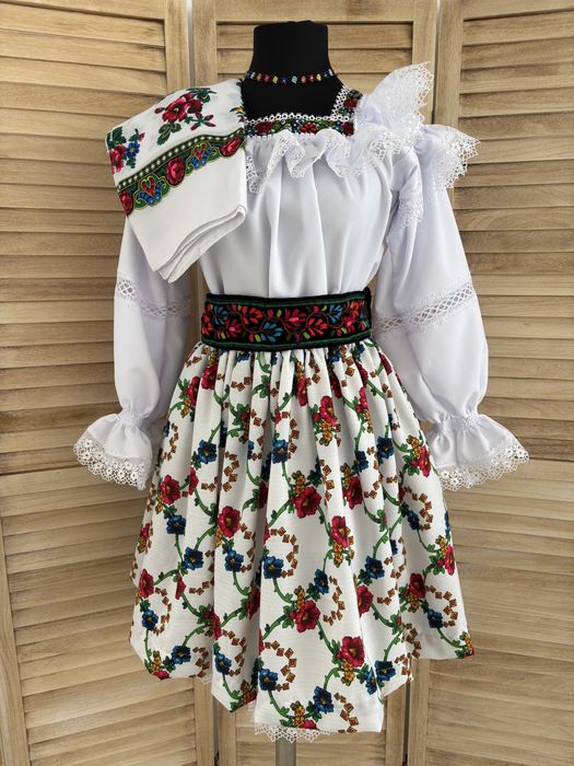 Costum popular pentru doamne și domnișoare de Maramureș