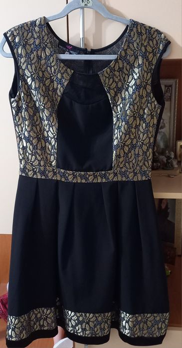 Rochie negru cu auriu.