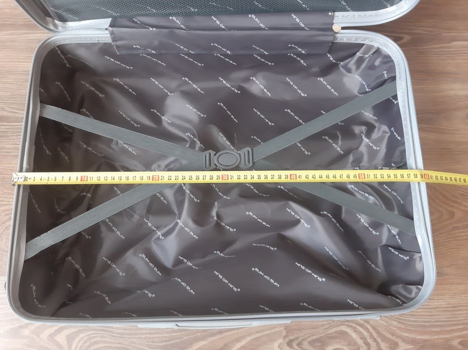 Чемодан среднего размера "М".