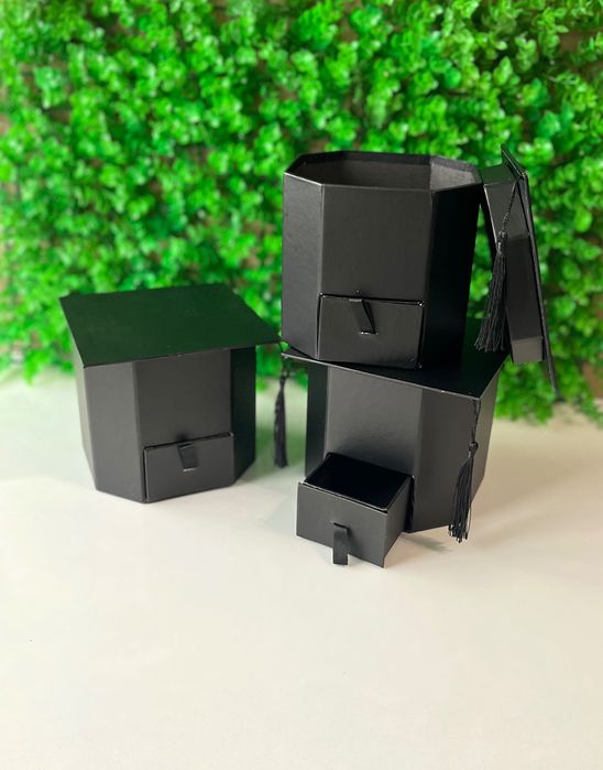 Кутия за аранжиране под формата на шапка за дипломиране