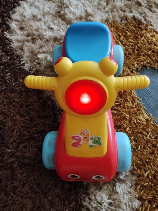 Vând scuter de echilibru ,taxi muzical,18 luni+