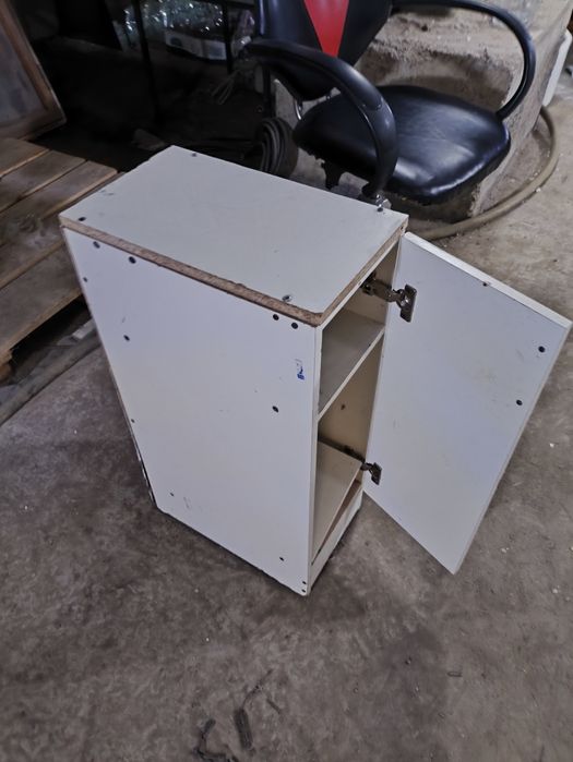 Продам напольную тумбочку