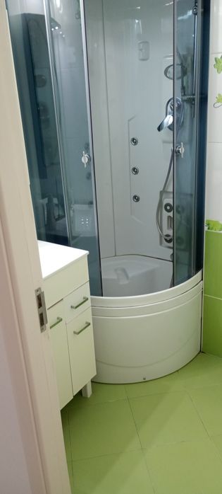 Proprietar închiriez apartament cu 3 camere.