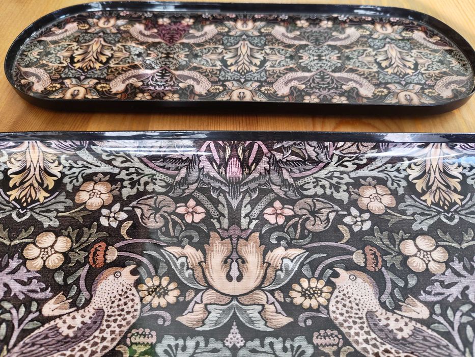 Комплект метални подноси с ефектна  ретро шарка с цветя и птици