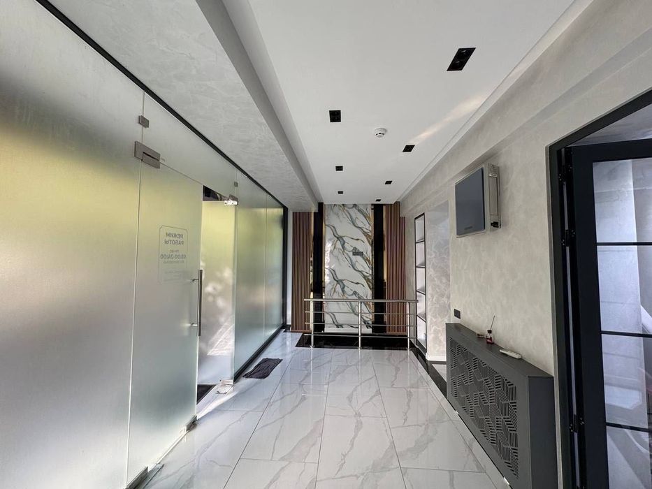 Продается офис Госпитальный рынок
66 м2 + 12м2 подвал