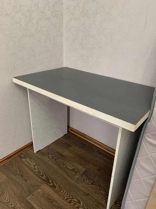 Письменный стол.