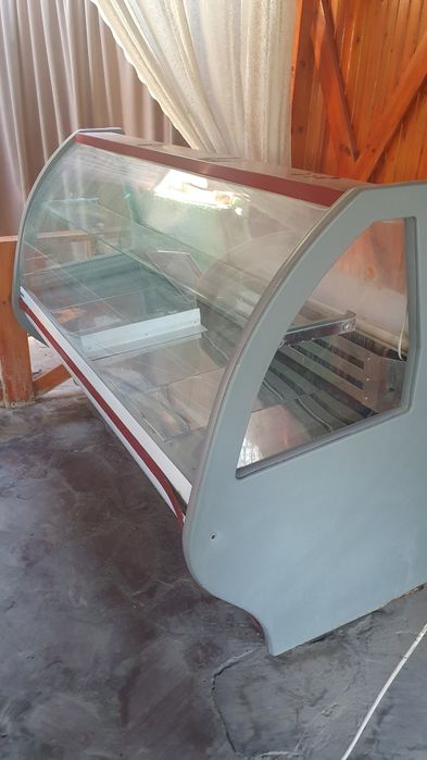 Продам витринный холодильник