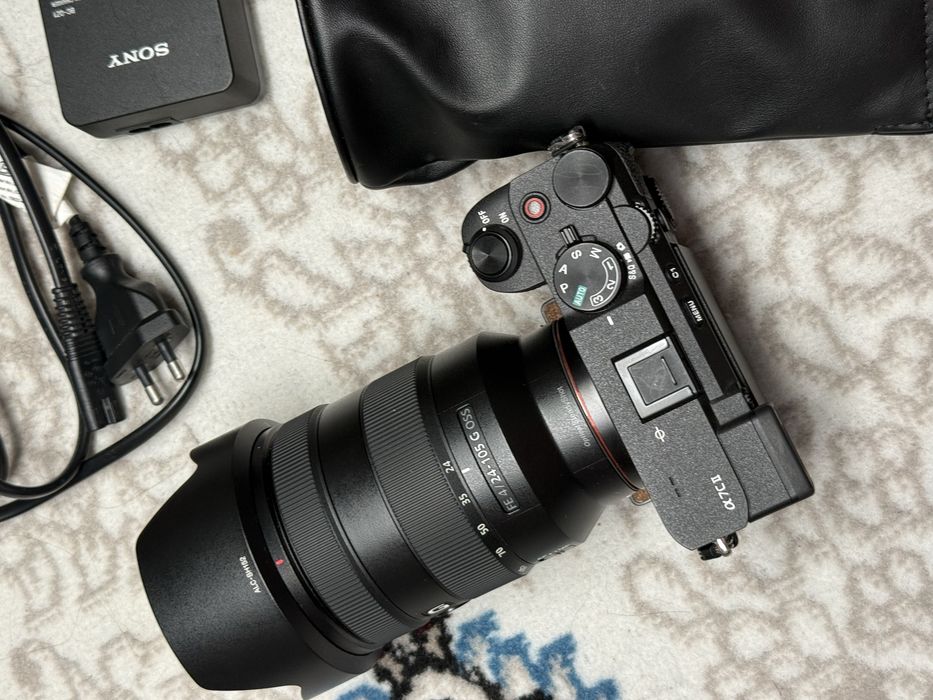 Sony a7cii + объектив 24-105 + 2шт батарейка + зарядка + штатив