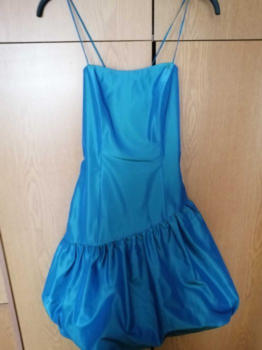 Продавам бална синя рокля и чантичка към нея.