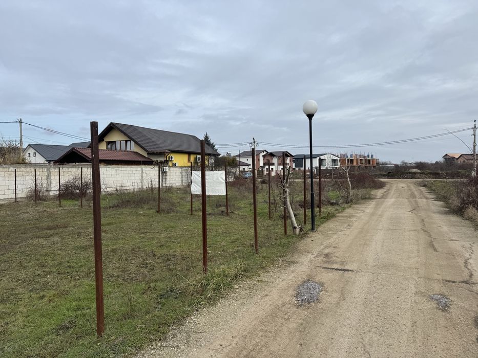 Canal/apa, asfalt, gaz, lumina, deschidere 40m, la limita cu  sector 5