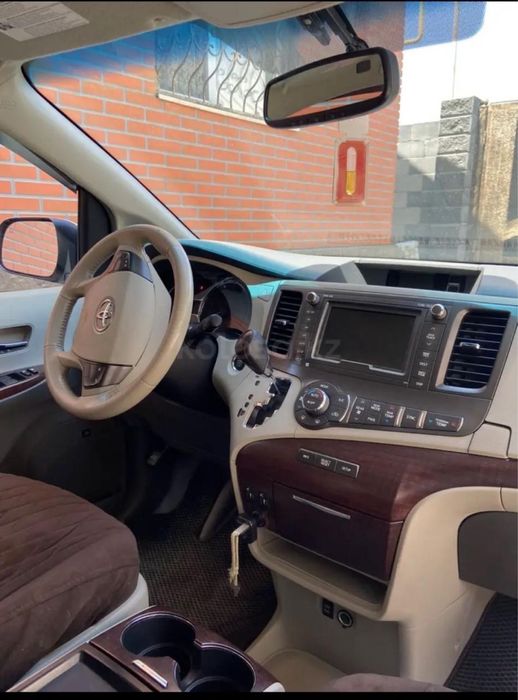 Toyota Sienna 2010 года.