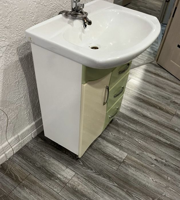 Продам раковину с тумбой