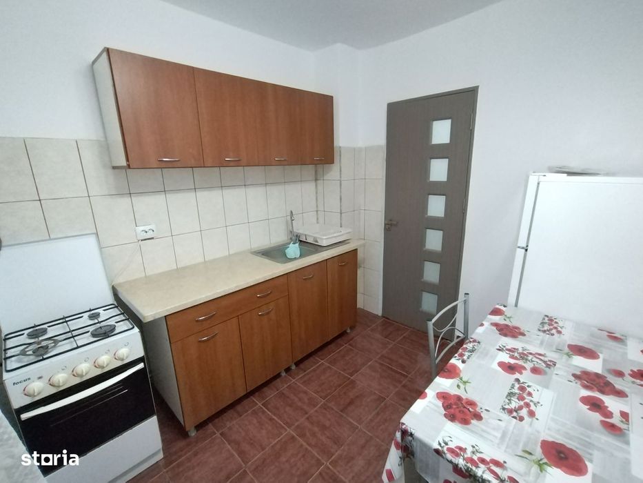 INCHIRIEZ apartament 2 camere decomandat,renovat, zona Centrala