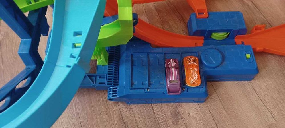 Hot Wheels Stunt Tracks Mid-Air Crash