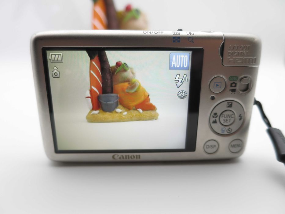 Canon IXUS 130 ултра компактен цифров фотоапарат, дигитална камера в сребърен цвят, 14MP, отлично състояние, пълен комплект, работи перфектно!