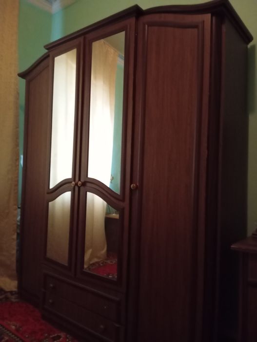 Продается шифонер,трюмо и 2 тумбы