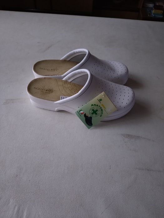 Бели работни чехли