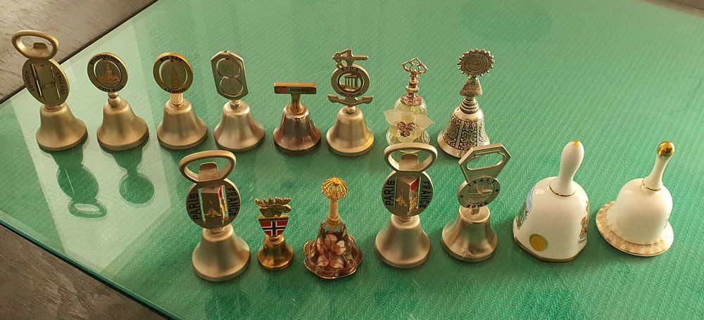 Colectie souveniruri - clopotei + lingurite + magneti frigider