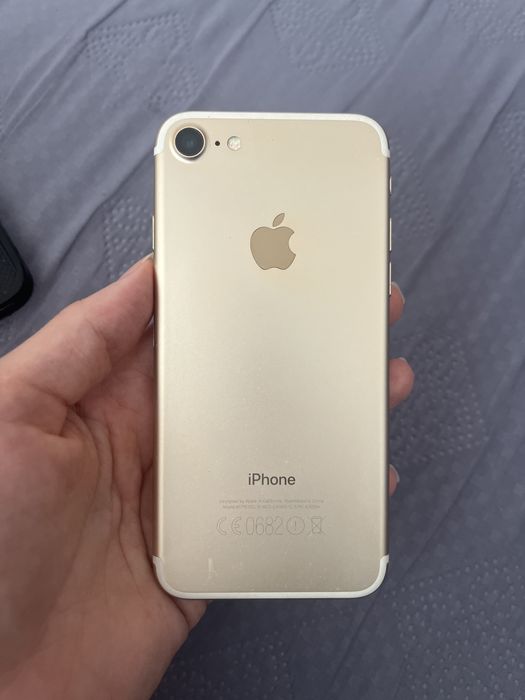 Продам iPhone 7 золотой