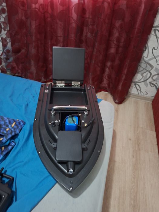 Лодка за захранка с GPS.