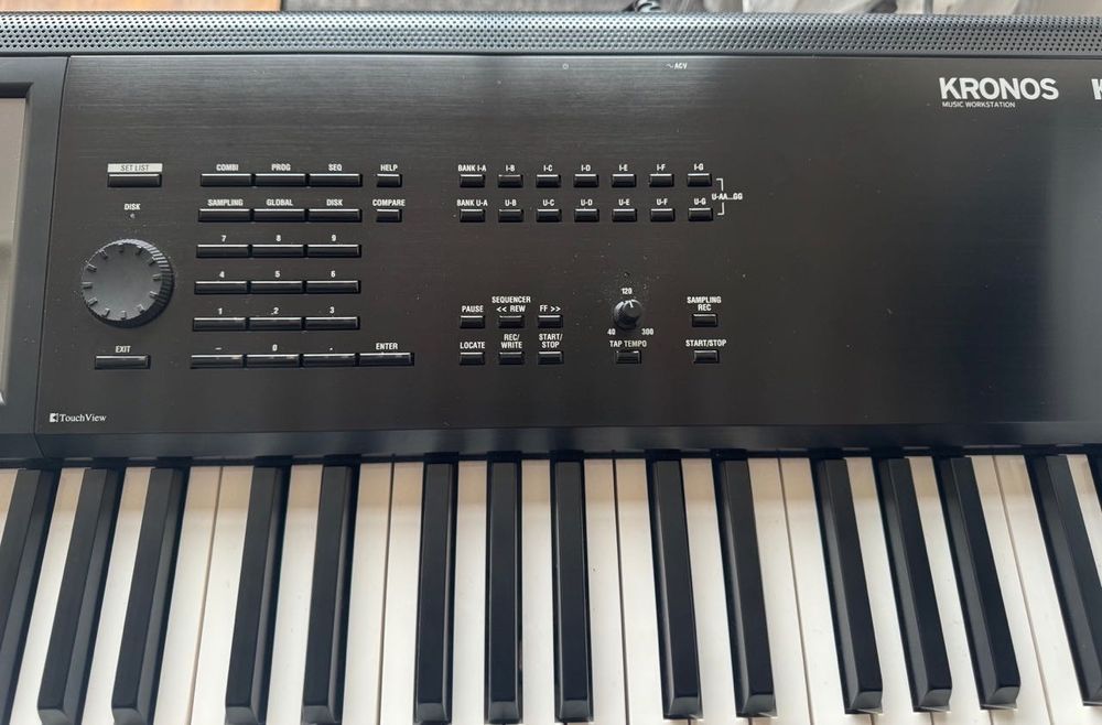 Korg Kronos 2 - 73 тежки клавиша, бонус покривало Custom