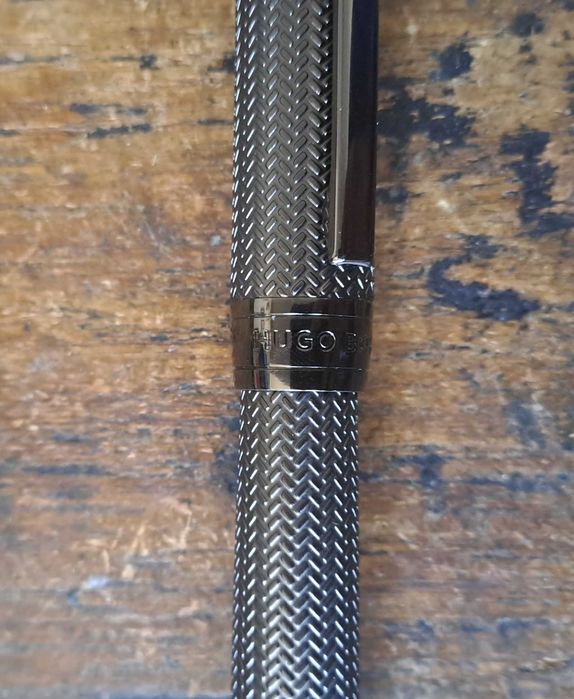 писалка HUGO BOSS Gun метал с модернизирани шарки на рибена кост