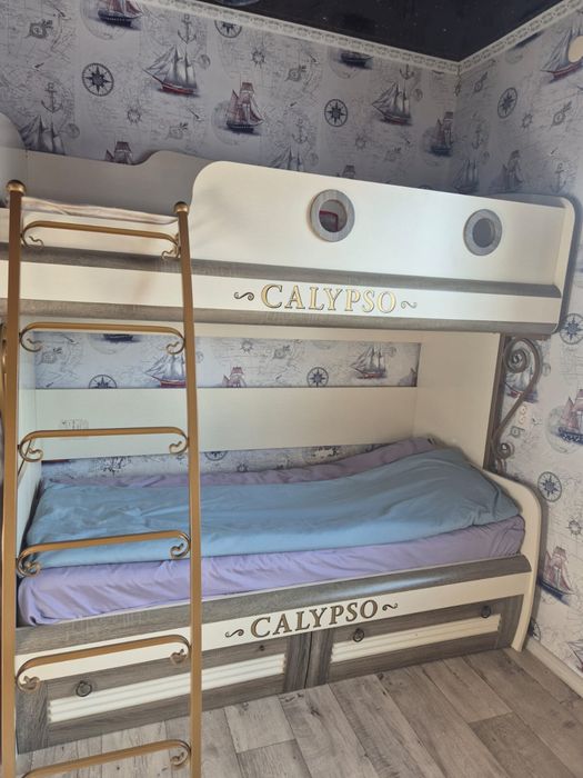 Продам шкаф угловой, кровать 2ярусный
