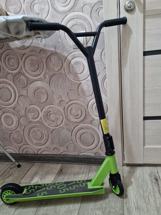 Продам самокат потчти новый