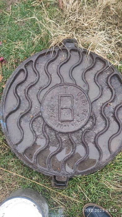 Люк от водопроводной сети