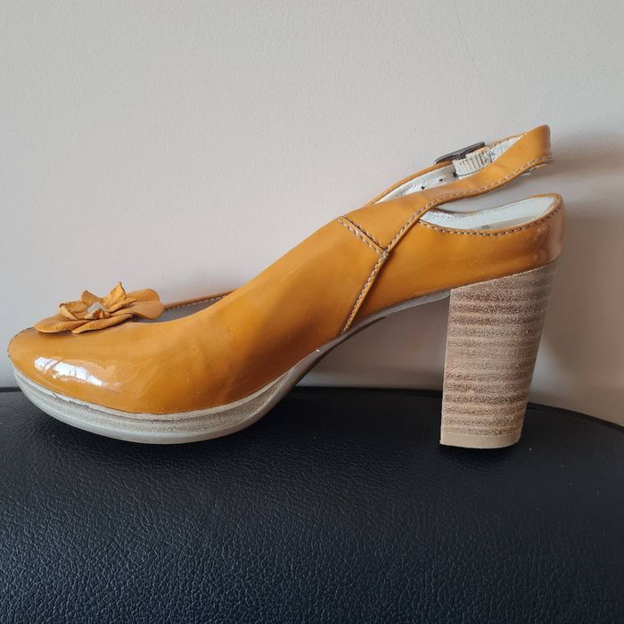 Дамски кожени сандали