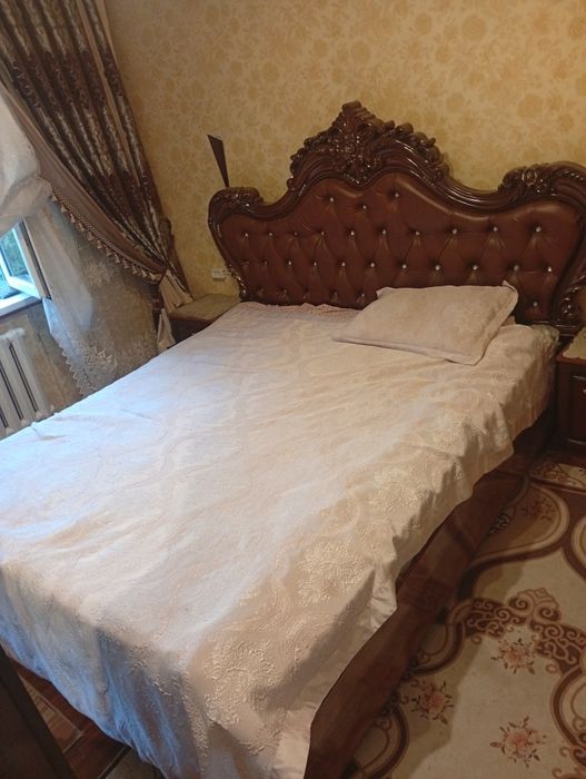 Кровать коричневого цвета