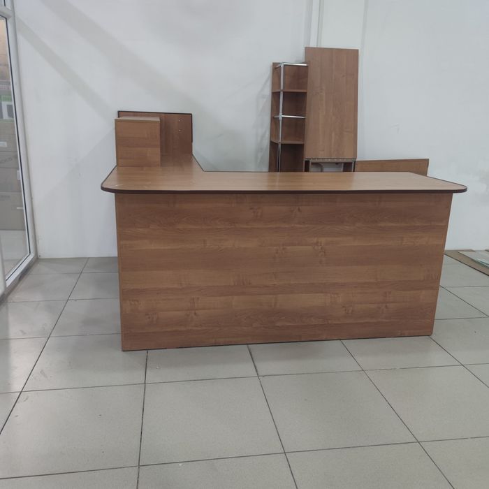 Стол офисный для торговой площади