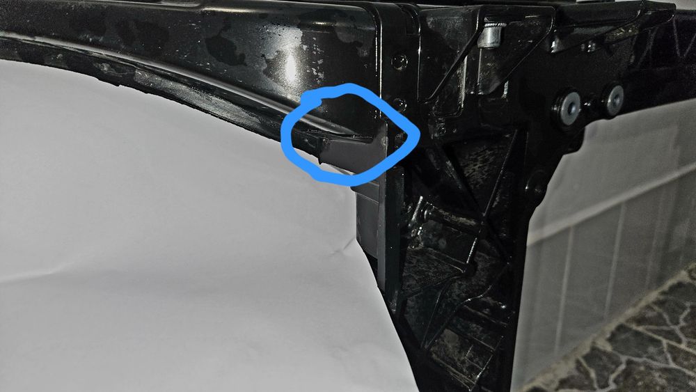 Продам телевизор (суппорт радиатора)