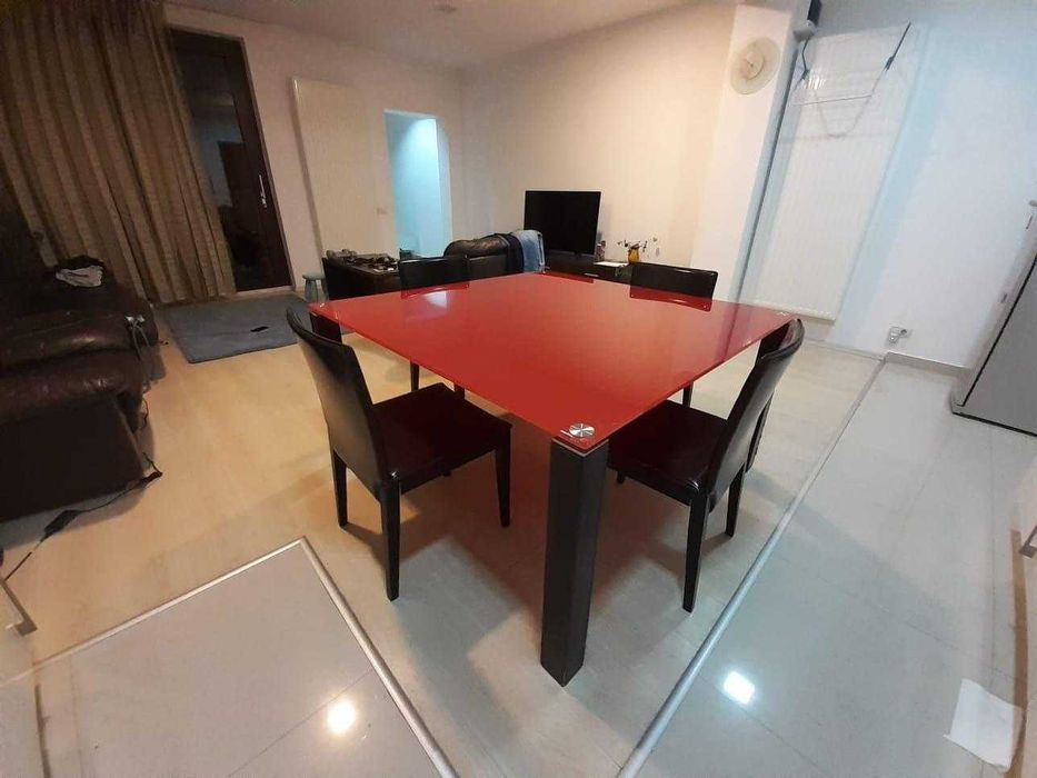 Masa rosie cu blat de sticla 140x140 cm cu picioare din piele maro