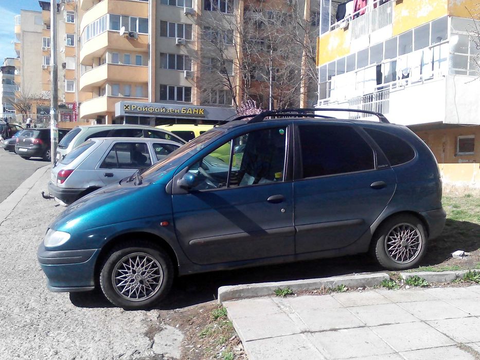 Автомобил Рено Сценик