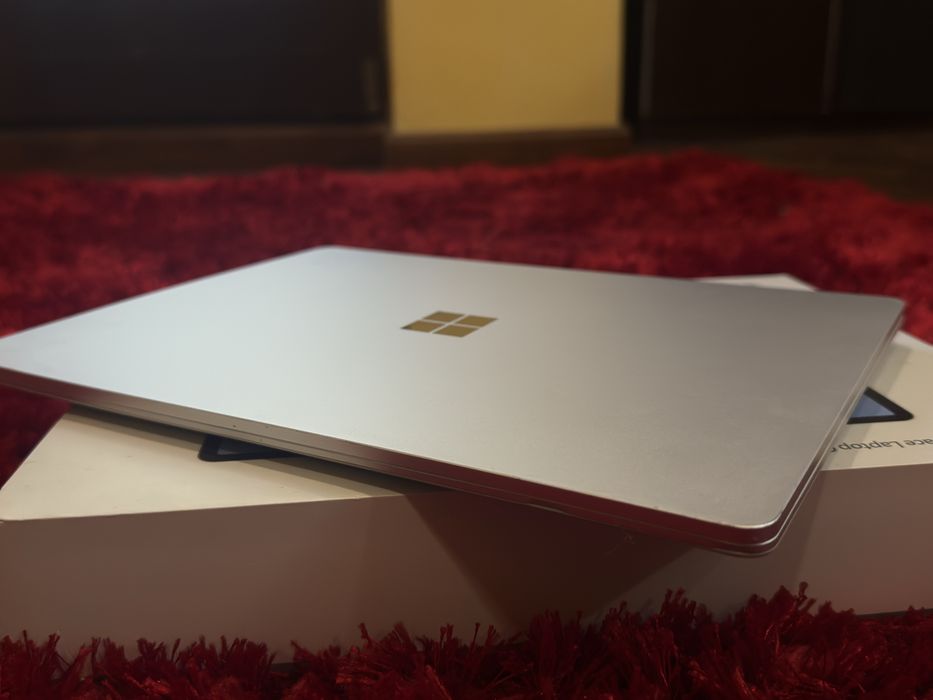 Microsoft Surface Laptop Go – Intel Core i5 / 4 GB RAM / Touchscreen