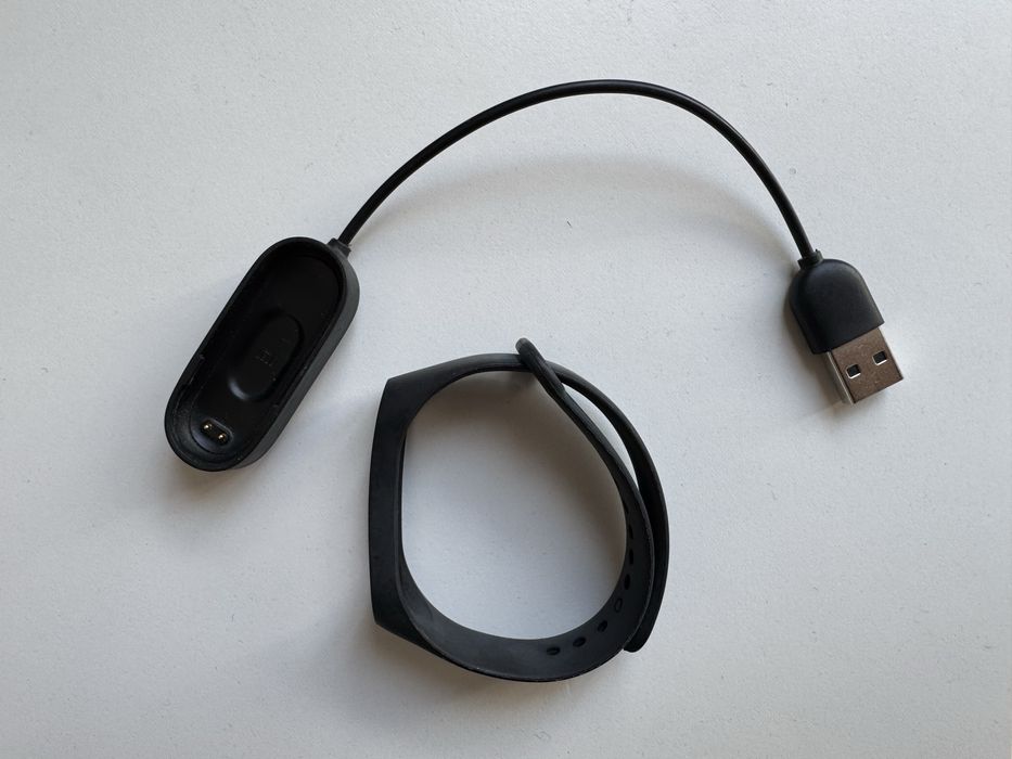 Каишка и оригинално зарядно за xiaomi mi band 4
