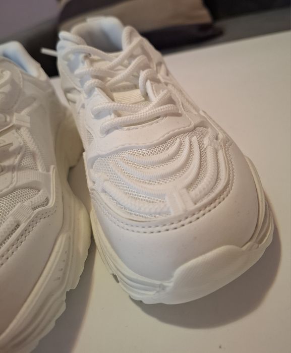 Маратонки  в бяло