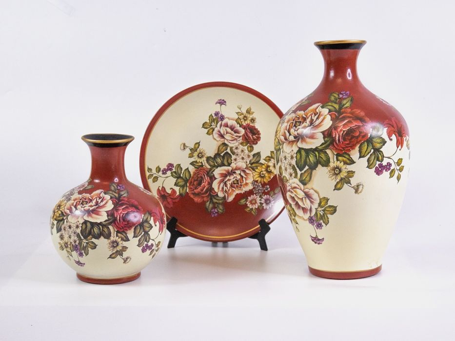 Две вазы и тарелка на подставке