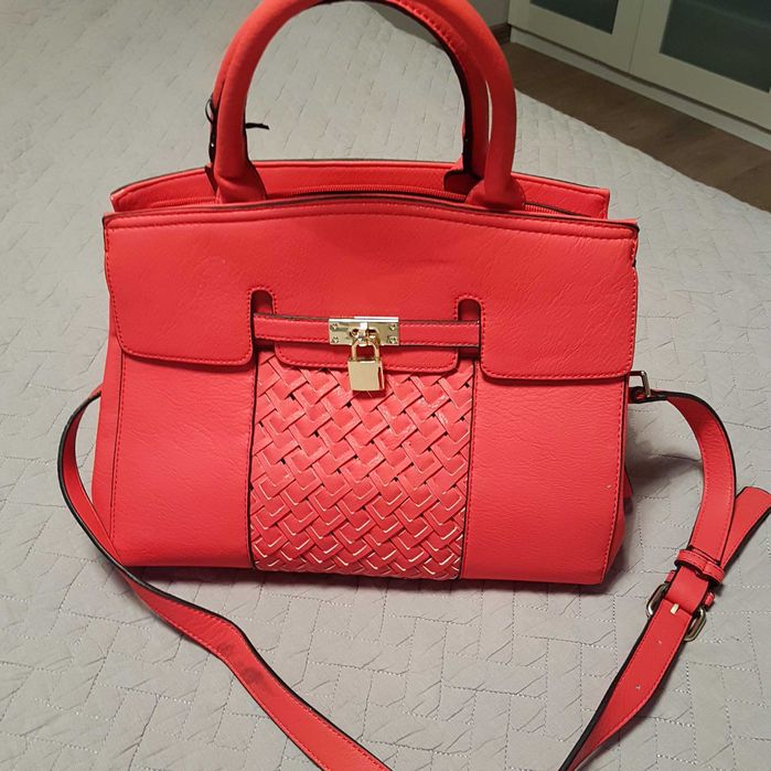 Червена чанта нова