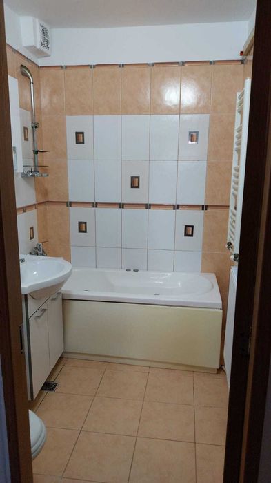 Vând apartament cu 2 camere, zonă centrală