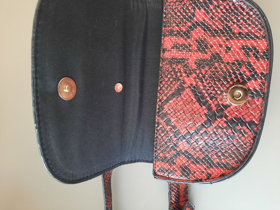 Borsetă elegantă cu curea