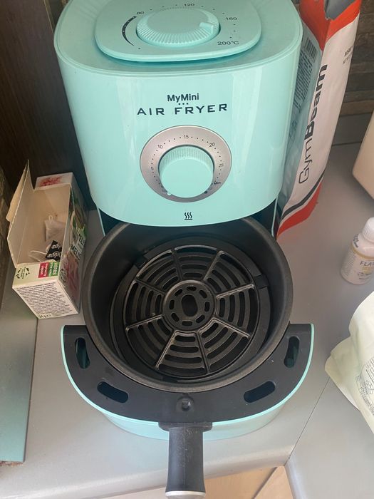Mini Air Fryer pentru o persoana, folosit o singura data.