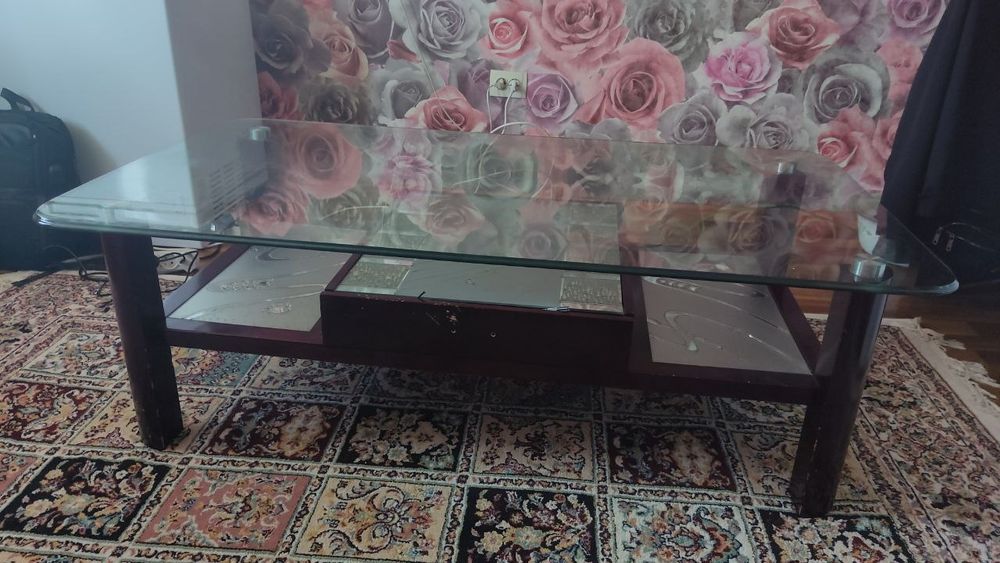 Стол для телевизора стеклянный
