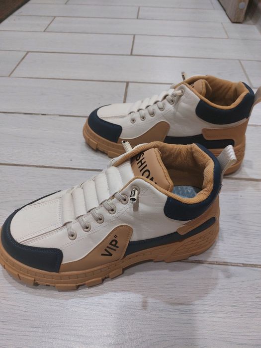 Продам ботинки женские